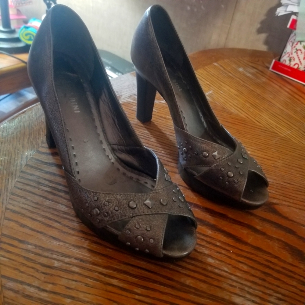Size 9 Silver Gianni Bini Peep Toe heels